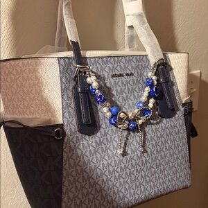 💙🤍Michael Kors Blue n white large Signature Tote💙🤍